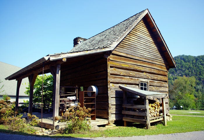 TN-Townsend-Cardwell-cabin_WikiBrianStansberry_700 Cardwell cabin in Townsend, Tenn.