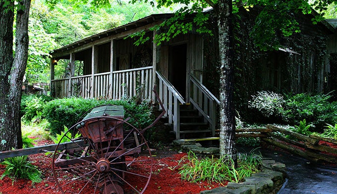 TN-Dolly-Parton-Cabin-home_FlickrTennesseeWanderer_680 Replica of Dolly Parton's childhood cabin home on Locust Ridge near Pigeon Forge.