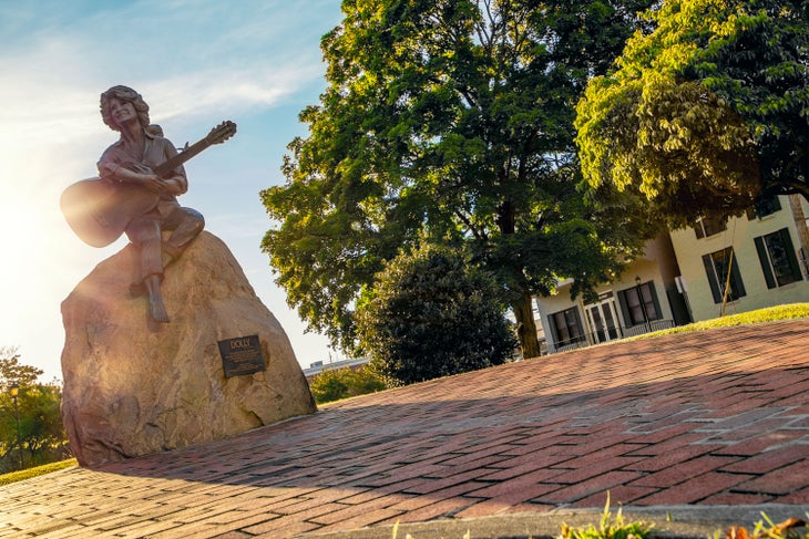 Dolly Parton statue in Sevierville
