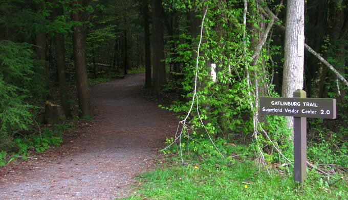 SM-Gatlinburg-Trail-Trailhead_WikiScottBasford_680 The trailhead of the Gatlinburg Trail by Scott Basford via Wikimedia Commons