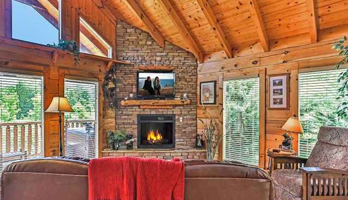 TN-GoldenMemories_BlackBearHollowCabinRentals_680 Golden Memories Cabin. Photo courtesy of Black Bear Hollow Cabin Rentals