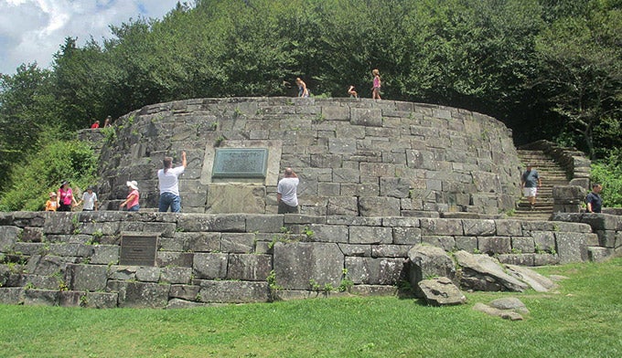 SM-Rockefeller-Memorial-Newfound-Gap_WikiBillyHathorn_680 Rockeffer Memorial at Newfound Gap. Photo by Billy Hathorn via Wikimedia Commons