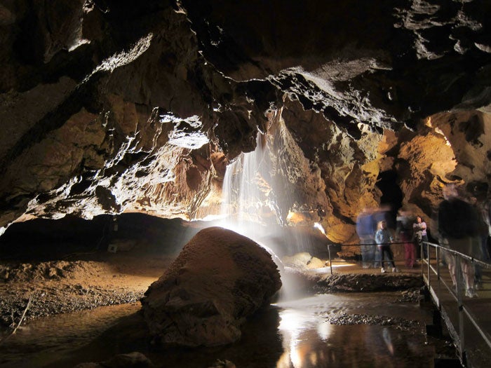 TN-TuckaleecheeCaverns_WikiDallasEpperson_700 Rock formations and a light fall in Tuckaleechee Caverns near Great Smoky Mountains National Park