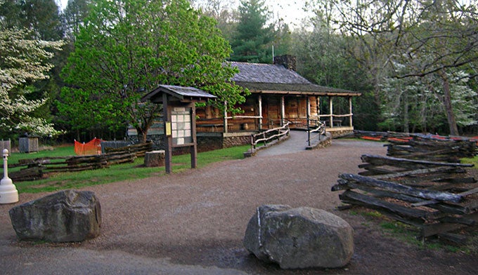 SM-Cades-Cove-Visitor-Infor-Center_WikiScottBasford_680 Cades Cove Visitor Information Center.